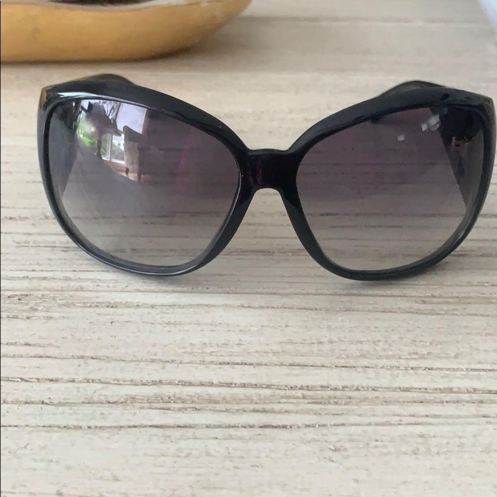 Gucci black sunglasses with emblem